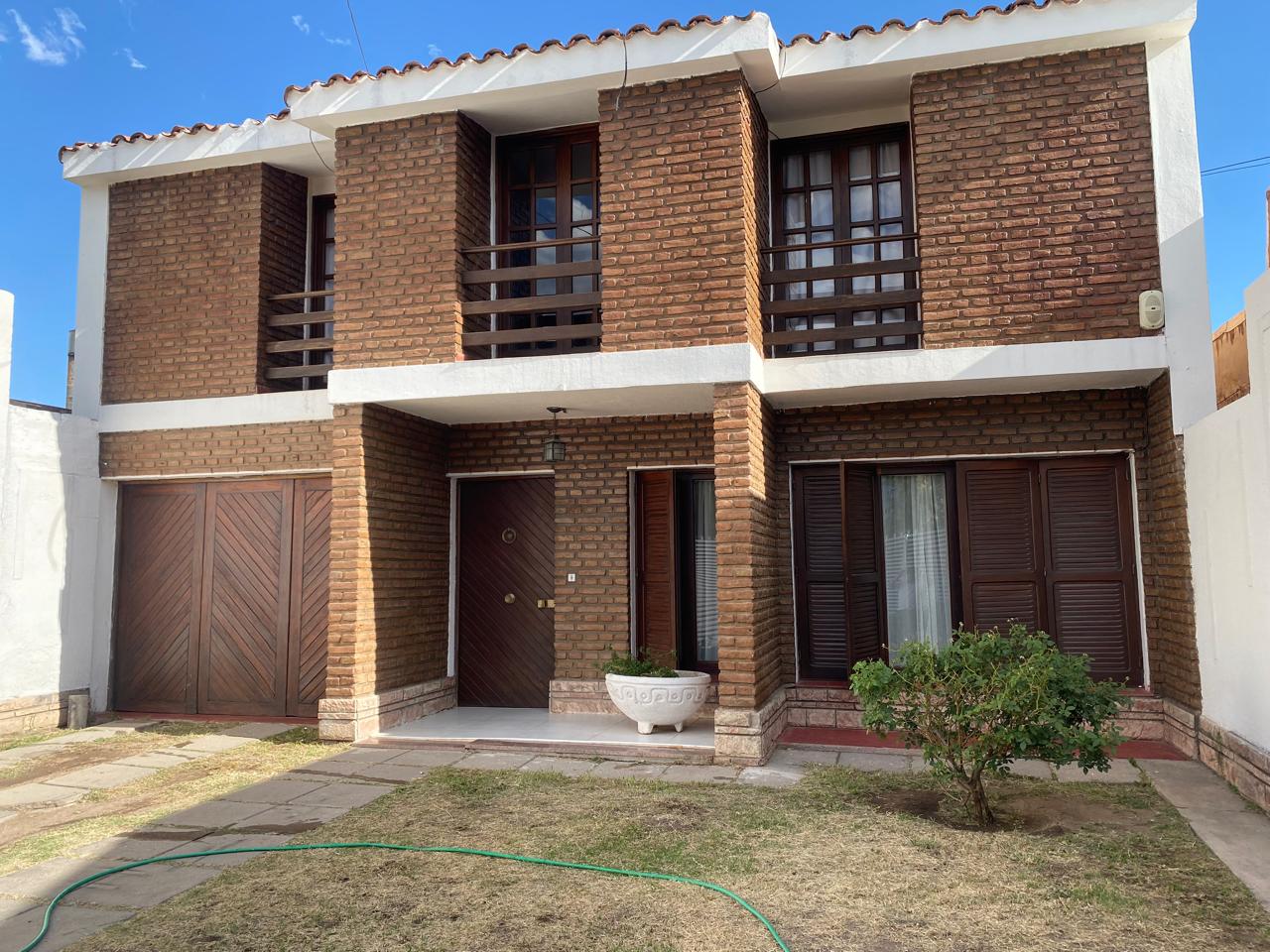 Casa céntrica de 4 dormitorios con departamento independiente