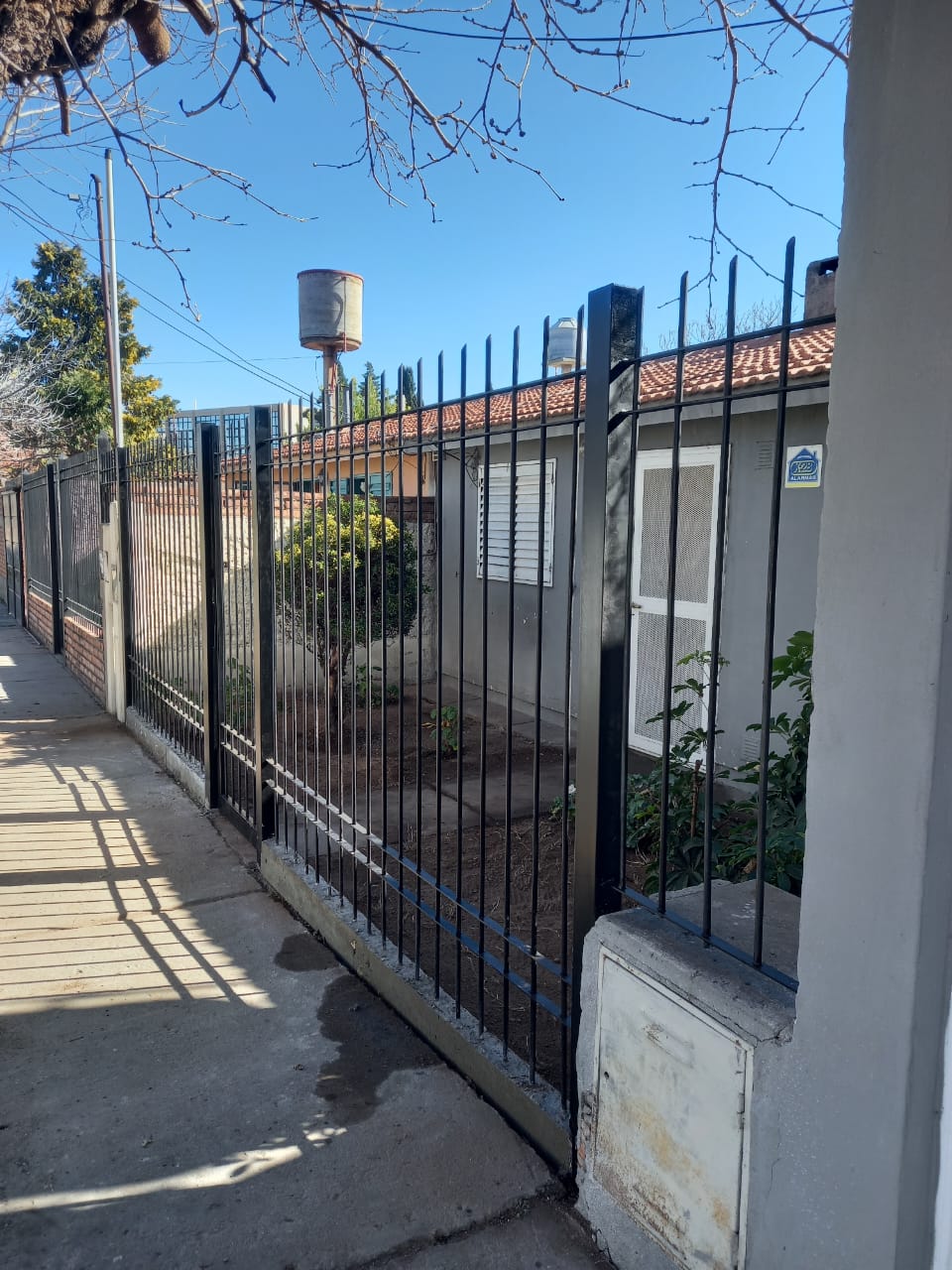 Casa de 2 dormitorios en barrio Manuel Lezcano