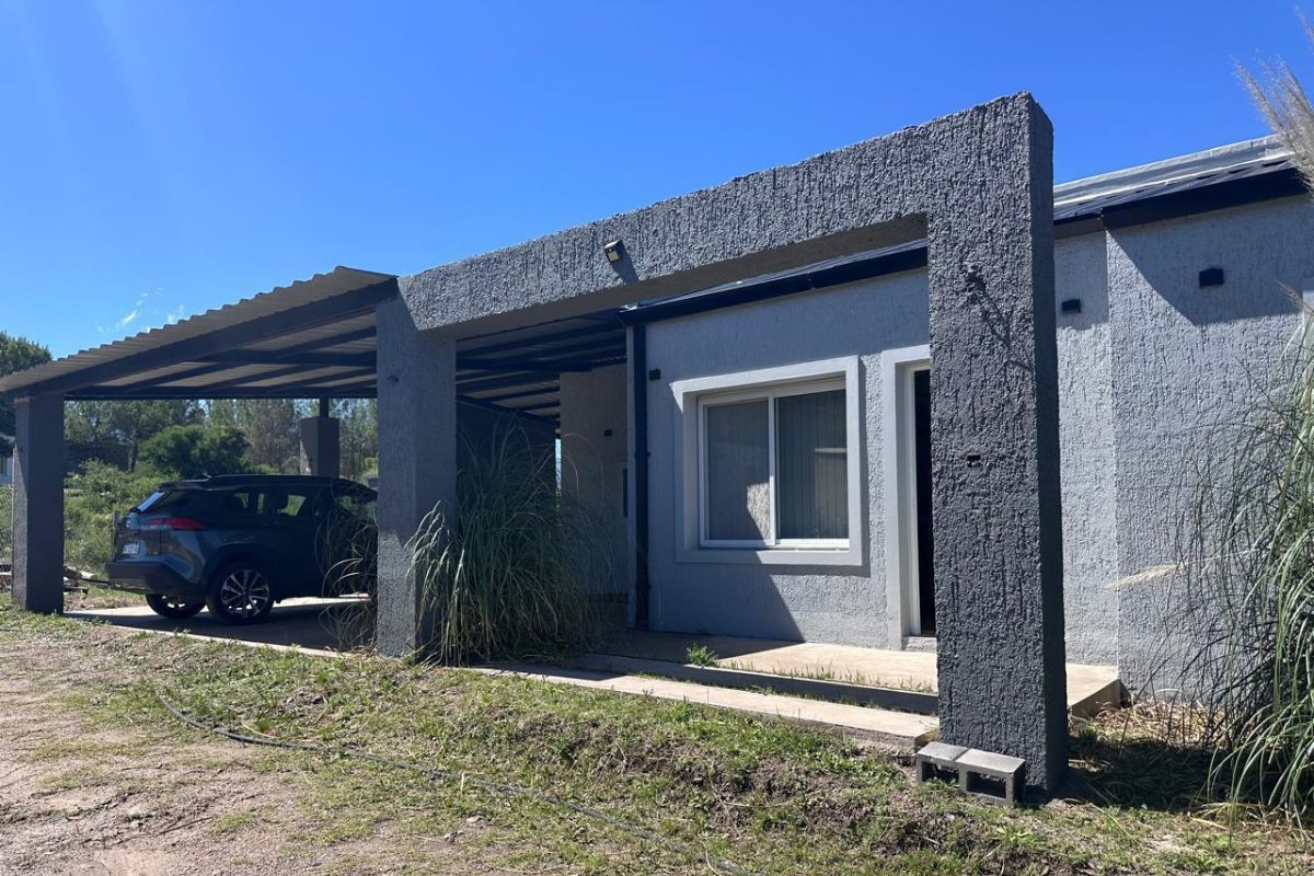Casa de 2 dormitorios con piscina en barrio Terralta