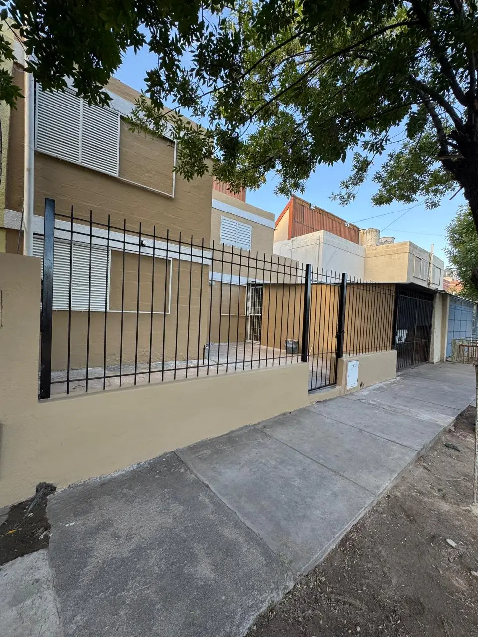 Casa de 4 dormitorios con quincho en barrio Las Américas
