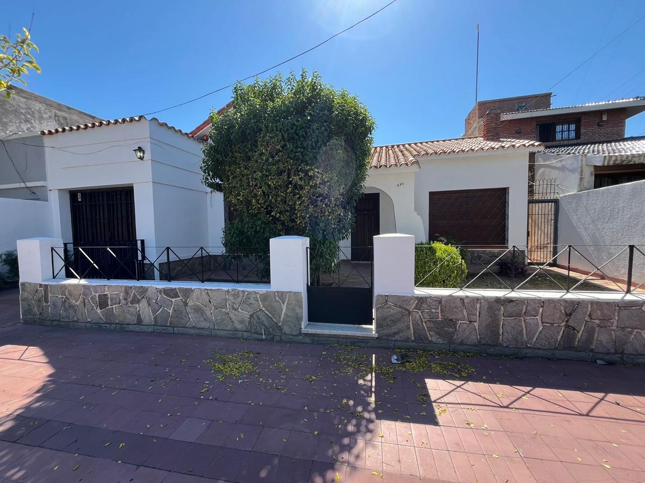 Casa de 3 dormitorios con cochera doble sobre avenida Lafinur