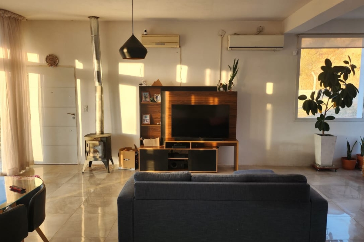 Casa de 2 dormitorios sobre lote amplio en Juana Koslay