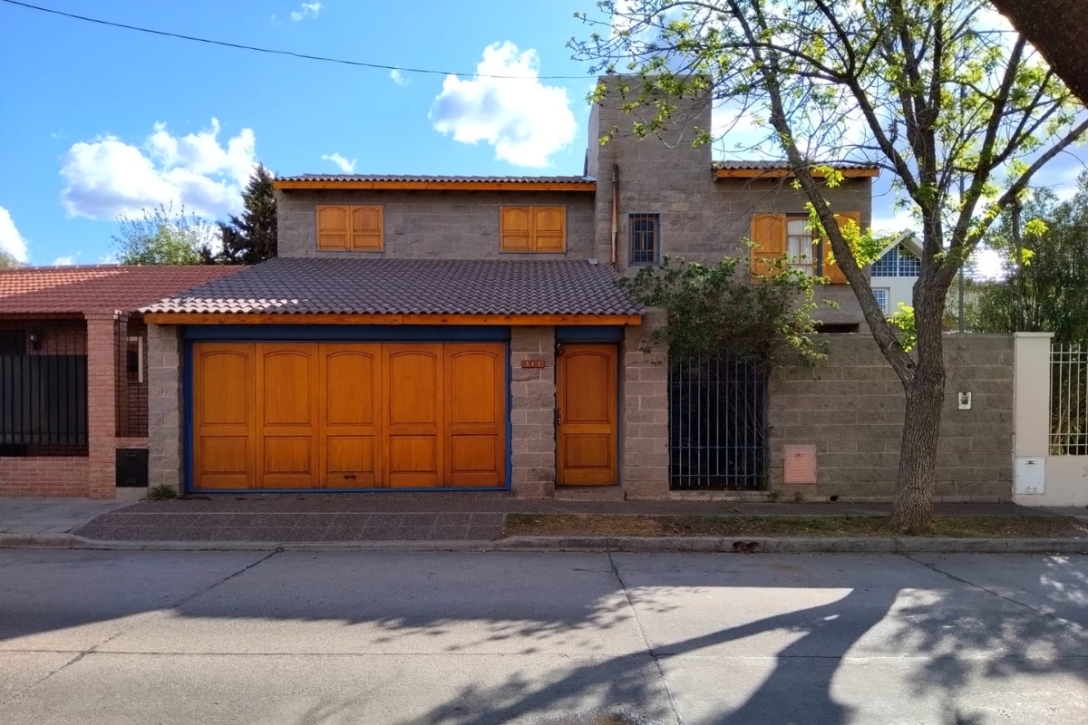 Casa de 3 dormitorios con cochera doble en Pasaje Buen Pastor