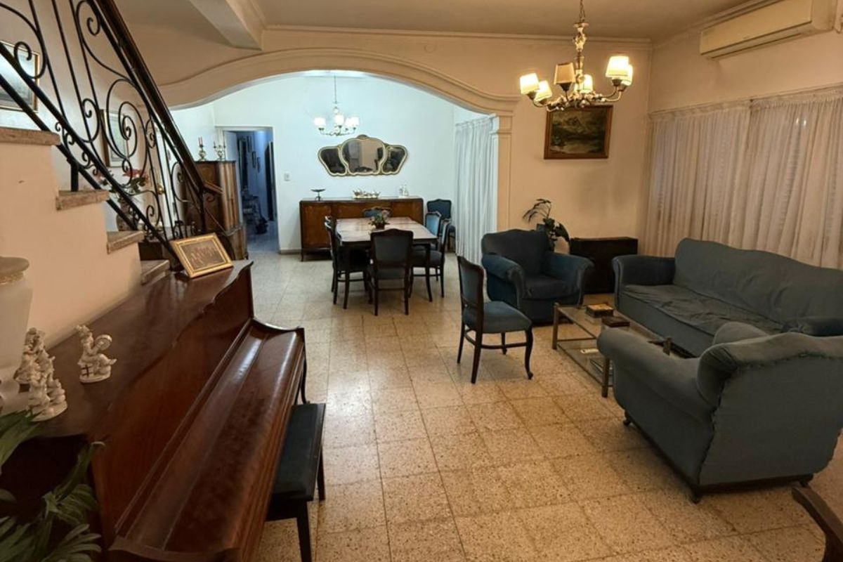 Casa de 4 dormitorios con piscina sobre calle Belgrano