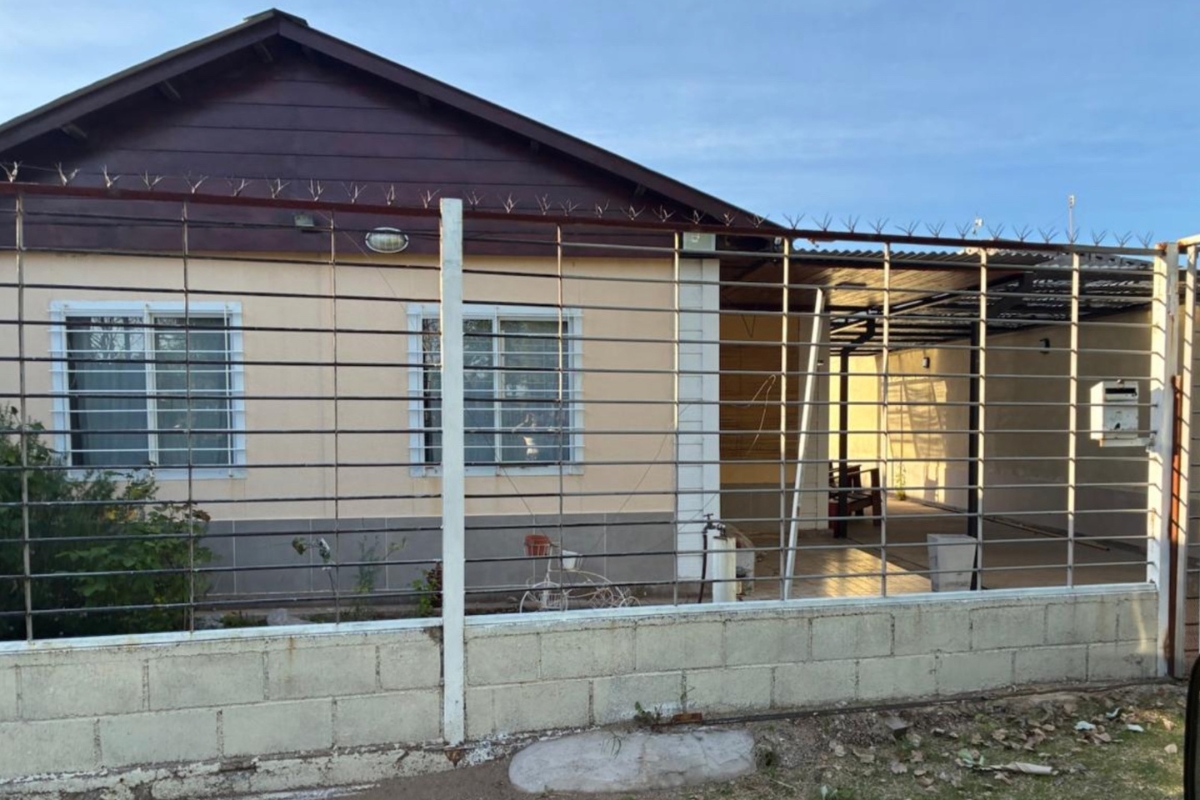 Casa de 2 dormitorios con piscina y quincho en las sierras