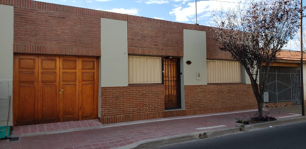 Casa de 2 dormitorios con cochera en el centro de San Luis