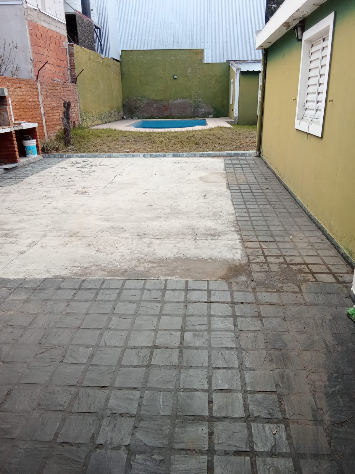 Casa de 2 dormitorios con piscina cerca de San Luis Shopping
