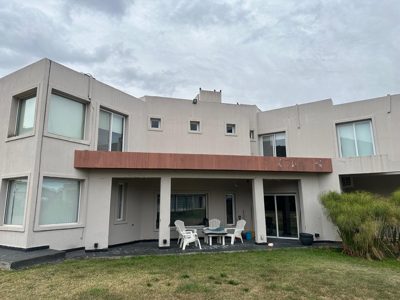 Chalet de 4 dormitorios con piscina en Juana Koslay
