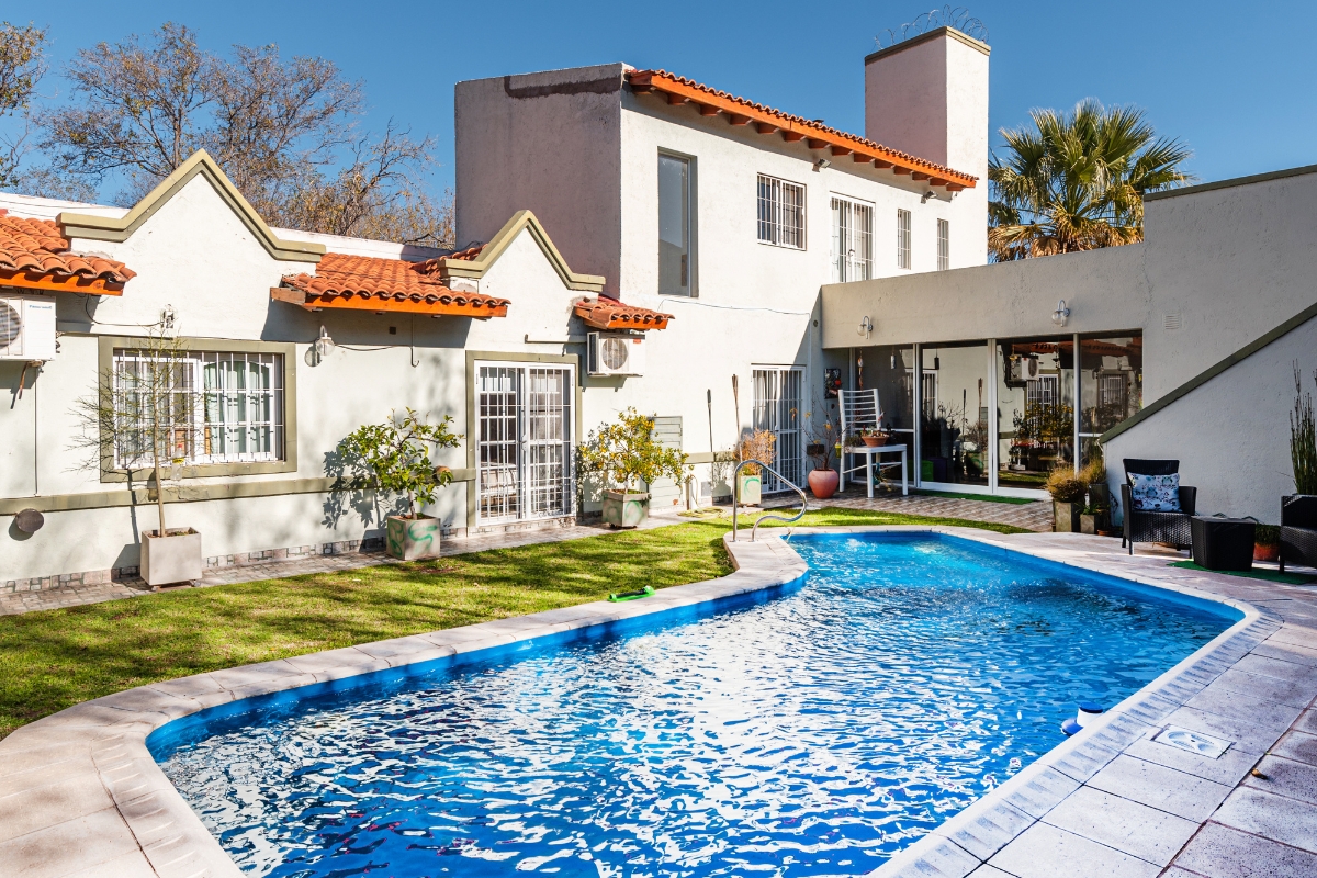Casa de 4 dormitorios con piscina y quincho en Juana Koslay