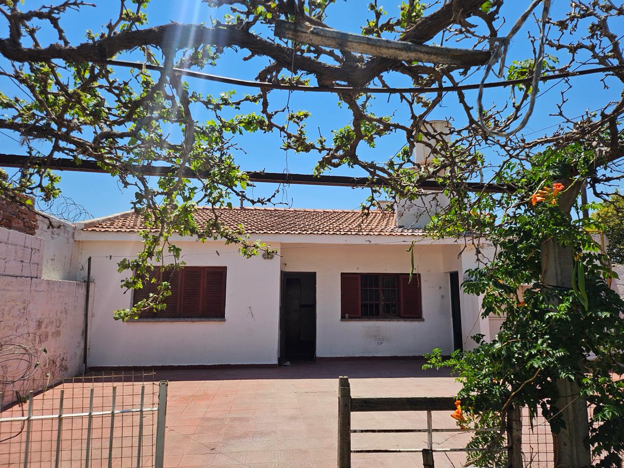 Casa en esquina de 2 dormitorios con cochera triple
